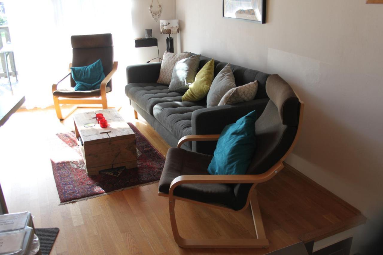 Lasch In Adler Apartment *